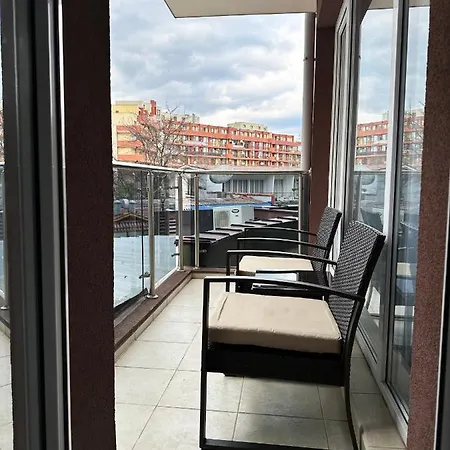 Апартамент Admiral Plaza , Large Swimming Pool , 5 Min Walking To The *