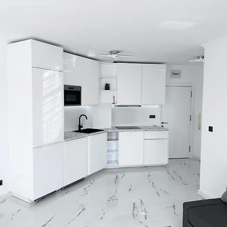 Appartement Admiral Plaza , Large Swimming Pool , 5 Min Walking To The