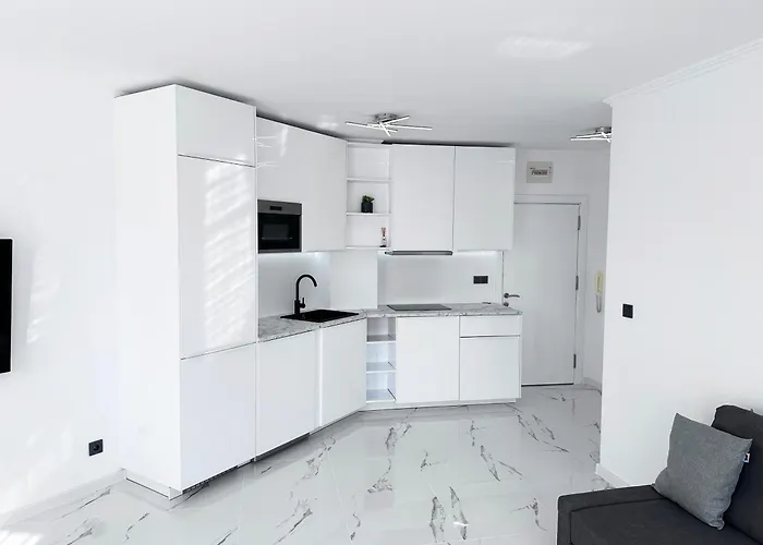 Appartement Admiral Plaza , Large Swimming Pool , 5 Min Walking To The