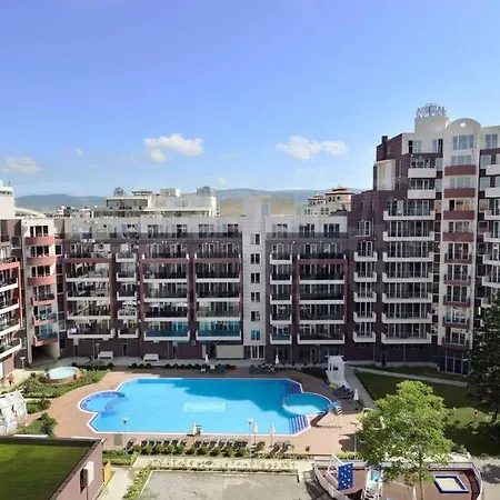 Apartment Admiral Plaza , Large Swimming Pool , 5 Min Walking To The