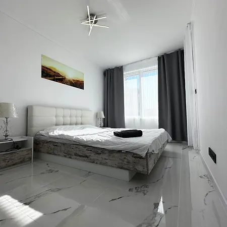 Admiral Plaza , Large Swimming Pool , 5 Min Walking To The Apartment *