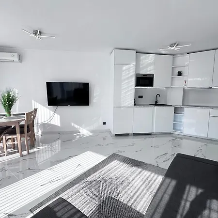 Apartment Admiral Plaza , Large Swimming Pool , 5 Min Walking To The