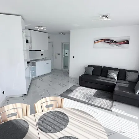 Admiral Plaza , Large Swimming Pool , 5 Min Walking To The شقة ساني بيتش